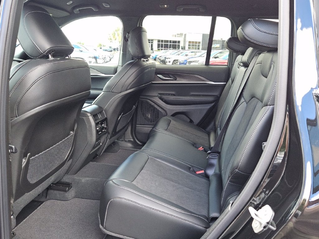 2027 Jeep Grand Cherokee GRAND CHEROKEE LAREDO ALTITUDE 4X4