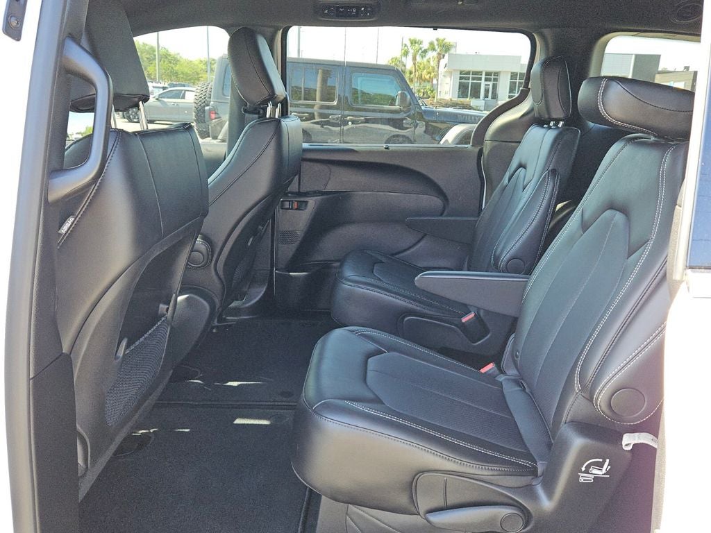 2025 Chrysler Voyager LX