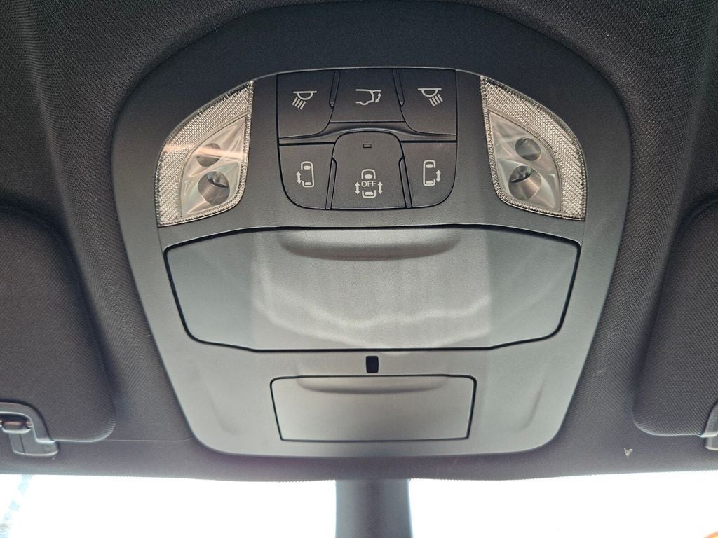 2025 Chrysler Voyager LX
