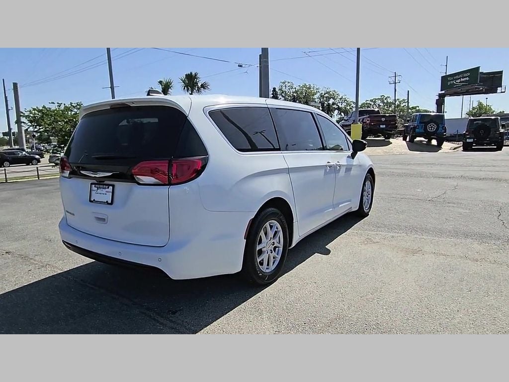 2025 Chrysler Voyager LX