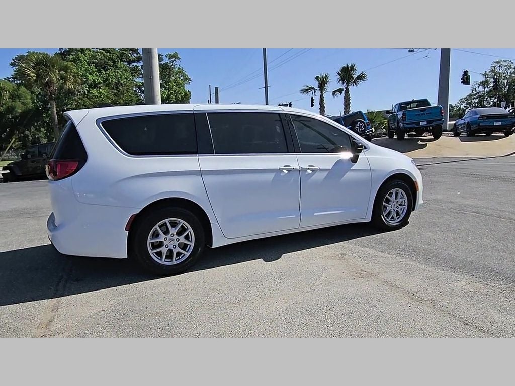 2025 Chrysler Voyager LX