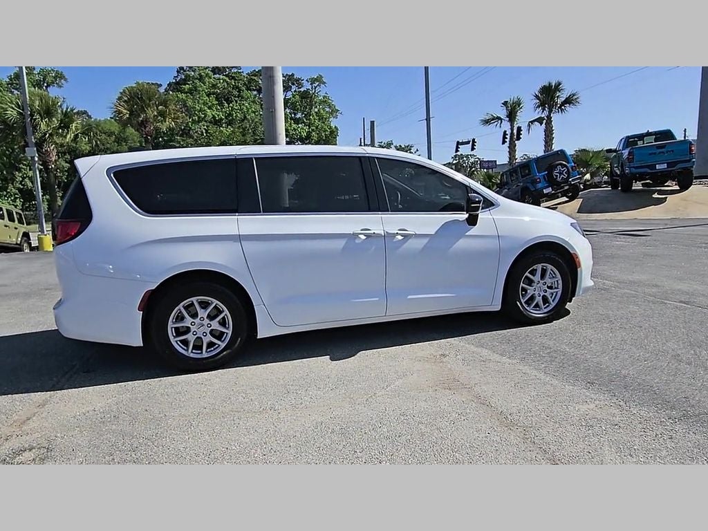 2025 Chrysler Voyager LX