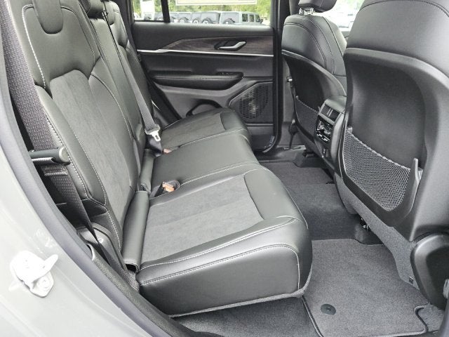 2027 Jeep Grand Cherokee GRAND CHEROKEE LAREDO ALTITUDE 4X2