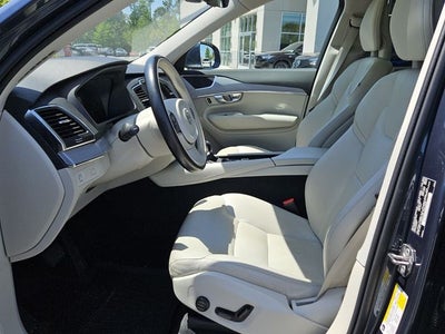 2022 Volvo XC90 T5 Momentum