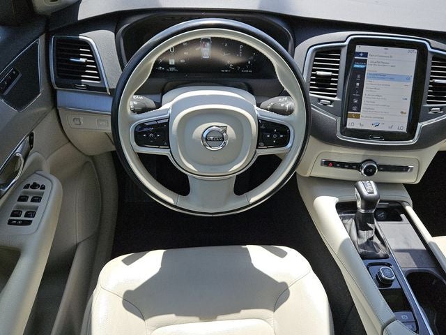 2022 Volvo XC90 T5 Momentum